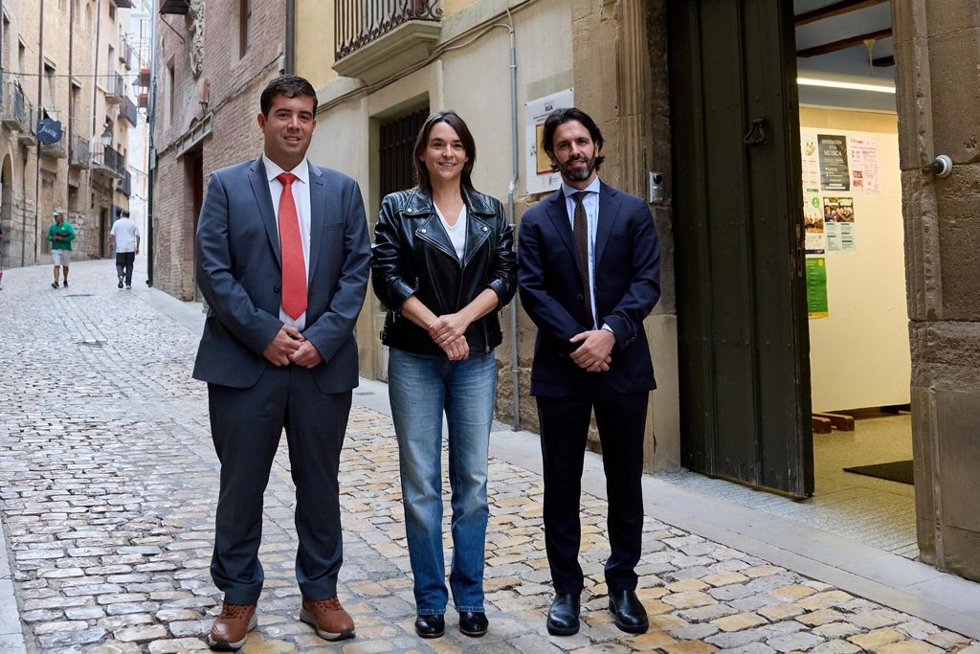 La vicepresidenta tercera y consejera de Vivienda, Juventud y Politicas Migratorias, Begoña Alfaro, presenta, junto con la Fundación Acogida Vital, la incorporación de nuevas viviendas al sistema público de alquiler en la Ribera.
