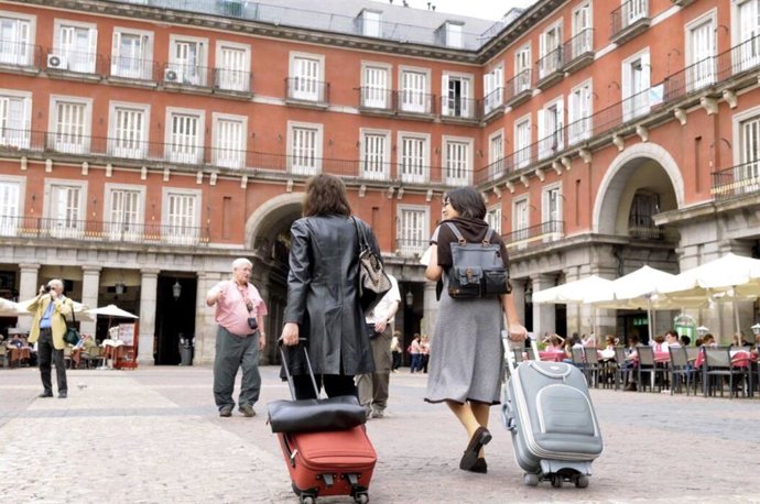 Archivo - Turistas en la Plaza Mayor
