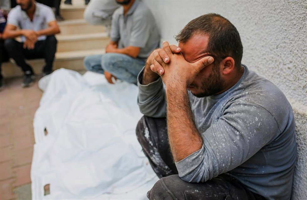 Palestinos junto al cadáver de una persona muerta por un ataque de Israel contra la Franja de Gaza, el 30 de septiembre de 2026