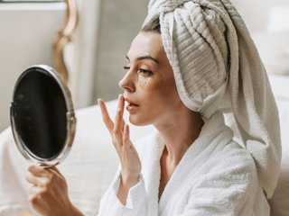 Archivo - Imagen de recurso de una mujer aplicando productos a su piel.