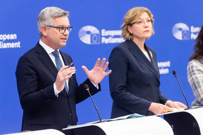 Archivo - Arquivo - 11 de março de 2025, França, Estrasburgo: Magnus Brunner (à esquerda), comissário da UE para Assuntos Internos e Migração, e Henna Virkkunen (à direita), vice-presidente da Comissão Europeia para Soberania Técnica, Segurança e Democrac