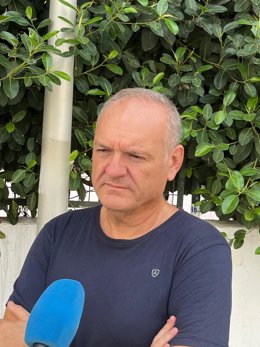 El alcalde de Cuevas del Almanzora (Almería), Antonio Fernández, atiende a los medios de comunicación.