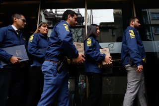 Santiago, 20 de Agosto de 2026.  La Policia de Investigaciones realiza pesquizas en Sede de Junaeb ubicada en Monjitas 565 por solicitada por la fiscal Fiscal Encina por denuncia realizada por director de la institucion Fernando Pena por irregularidades