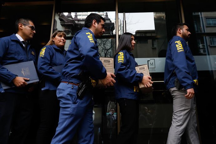 Santiago, 20 de Agosto de 2026.  La Policia de Investigaciones realiza pesquizas en Sede de Junaeb ubicada en Monjitas 565 por solicitada por la fiscal Fiscal Encina por denuncia realizada por director de la institucion Fernando Pena por irregularidades