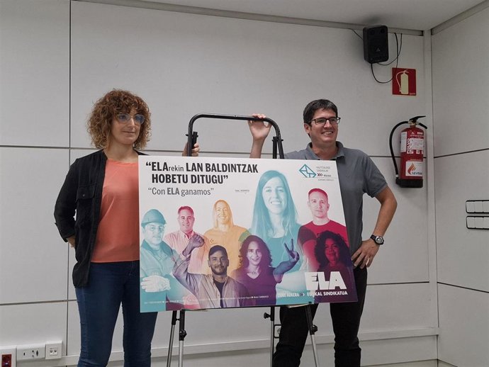 Imanol Pascual, coordinador de ELA en Navarra y Ane Zelaia, responsable de Elecciones Sindicales, junto con la imagen y el lema para el nuevo periodo de elecciones sindicales 2026-207.