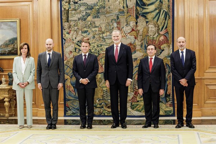 El Rey Felipe VI (3d) recibe al presidente de la República Francesa,  Emmanuel Macron (3i), en el Palacio de La Zarzuela, a 29 de septiembre de 2026, en Madrid (España)