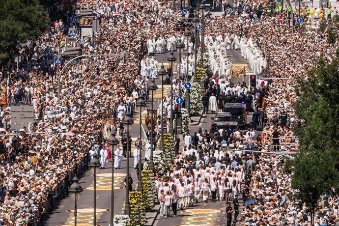 Archivo - El Papa León XIV preside la procesión de Corpus Christi, en la plaza de Cibeles, a 7 de junio de 2026, en Madrid (España). El Papa León XIV oficia la solemnidad del Corpus Christi en Madrid con una misa y posterior procesión eucarística en el en