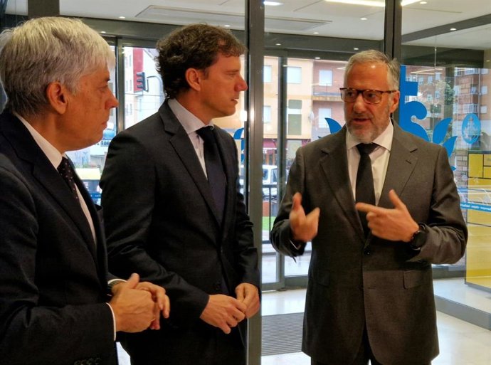 El vicepresidente primero y consejero de Desregulación, Familia y Ayudas Sociales, Carlos Pollán (derecha), durante su visita al Hospital San Juan de Dios, en San Andrés del Rabanedo (León).