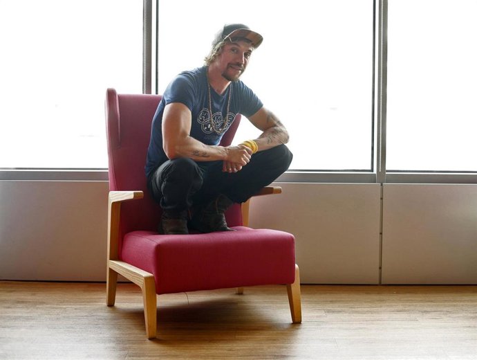 Archivo - El músico Macaco posa tras una entrevista a Europa Press.