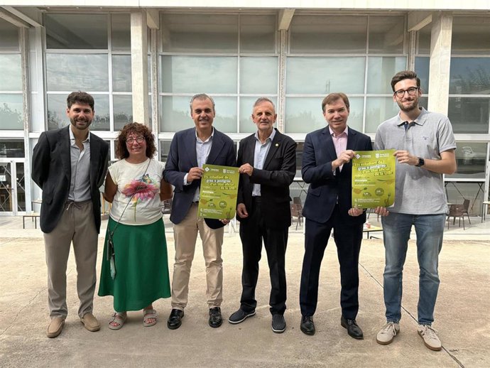El conseller de Educación y Universidades, Antoni Vera; el rector de la UIB, Jaume Carot, y el director general de Universidades, Investigación y Enseñanza Artística, Sebastià Massanet, en la presentación de la rebaja de los menús en la UIB.
