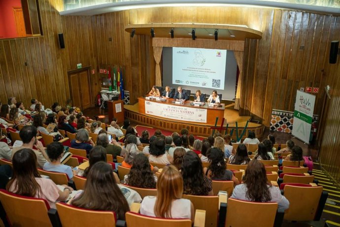 El Hospital Virgen de las Nieves de Granada celebra unas jornadas para reforzar la lactancia materna.