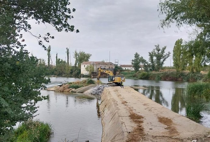 CHD inicia la retirada del azud abandonado de Mazariegos para recuperar la dinámica fluvial natural del Pisuerga