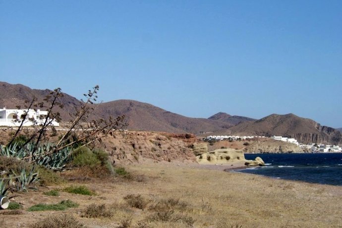 Archivo -  Playa de Los Escullos, en el Parque Natural Cabo de Gata-Níjar (Almería). 