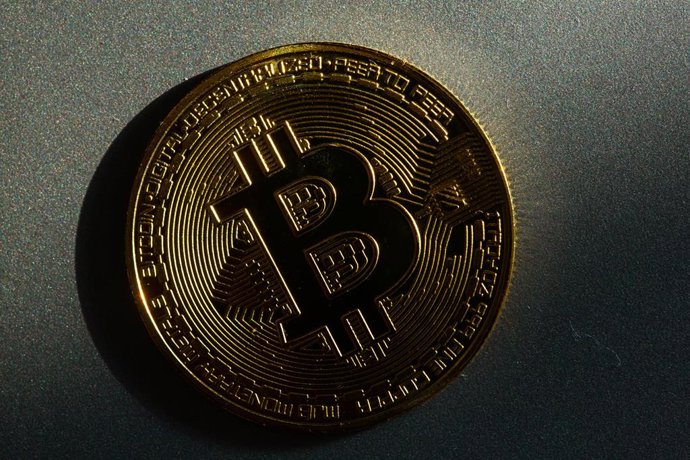 Archivo - FILED - 05 March 2022, Berlin: A coin bearing the logo of the bitcoin cryptocurrency lies on a table. Photo: Fernando Gutierrez-Juarez/dpa-Zentralbild/dpa
