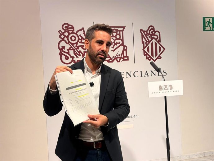 El síndic del PSPV, José Muñoz, comparece en los pasillos de Les Corts