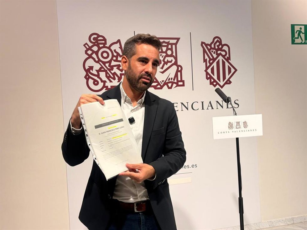 El síndic del PSPV, José Muñoz, comparece en los pasillos de Les Corts