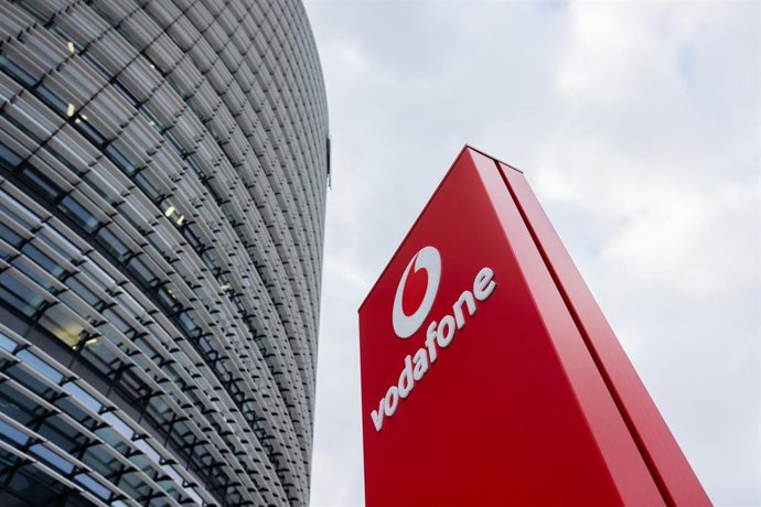Archivo - FILED - 24 January 2024, North Rhine-Westphalia, Düsseldorf: Vodafone logo pictured at the Vodafone Campus. Britain's Competition and Markets Authority (CMA) has referred the proposed merger between British telecoms giant Vodafone Limited and CK