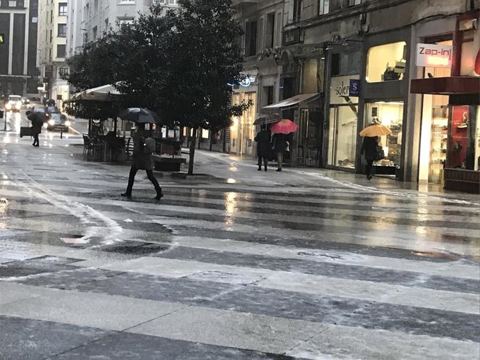 Archivo - Un día de lluvia en Santander.-ARCHIVO