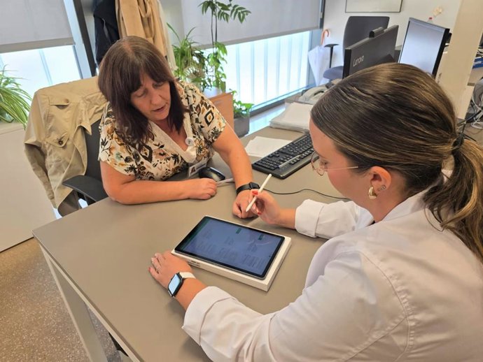 Un profesional sanitario firma en una tablet.