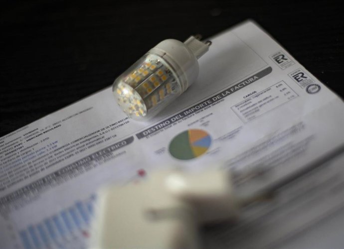 Archivo - Una factura del consumo de luz, a 10 de septiembre de 2021, en Madrid (España).
