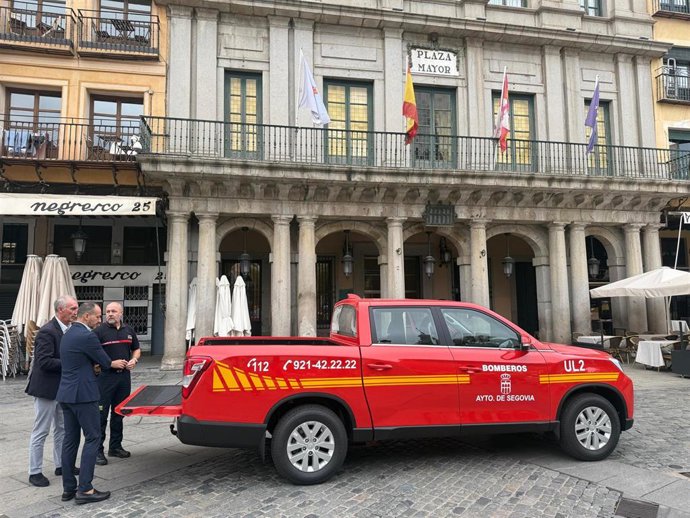 El alcalde Mazarías (centro) y el concejal Cécar Martín (primer plano), revisan el nuevo vehículo con el jefe de Bomberos José Luis del Pozo .