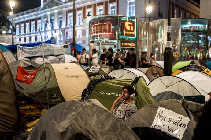 Decenas de personas continúan acampadas, a 29 de septiembre de 2026, en Madrid (España). El Sindicato de Inquilinas convoca una asamblea en la Puerta del Sol para informar sobre la situación de la acampada por el derecho a la vivienda. Abordan el preacuer