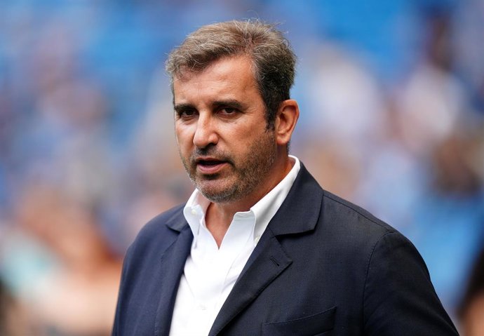 Archivo - Arquivo - ARQUIVADO - 2 de setembro de 2023, Reino Unido, Manchester: O diretor executivo do Manchester City, Ferran Soriano, fica na linha lateral durante a partida de futebol da Premier League inglesa entre o Manchester City e o Fulham, no Eti