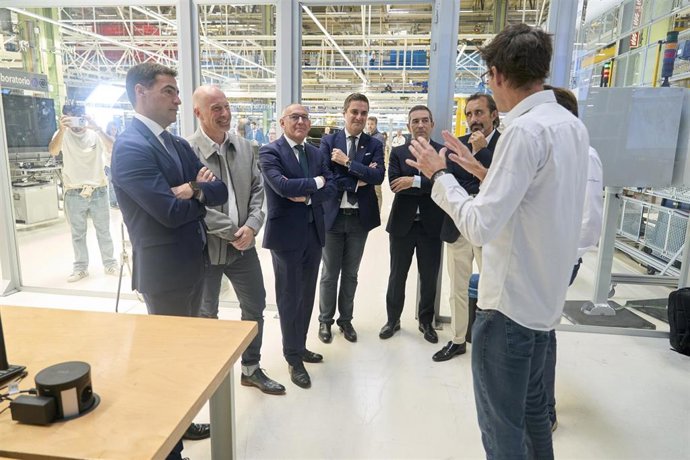 (I-D) El lehendakari, Imanol Pradales, el director general de Mercedes-Benz Vitoria, Bernd Krottmayer, el diputado general de Álava, Ramiro González, el consejero de Industria, Transición Energética y Sostenibilidad, Mikel Jauregi, durante la presentación
