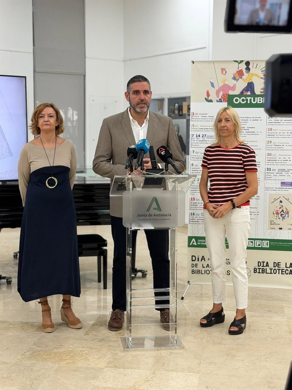 El delegado territorial de Cultura, Patrimonio Histórico y Deporte, Juan José Alonso, durante la presentación de la programación de octubre de la Biblioteca Pública Provincial Francisco Villaespesa de Almería.