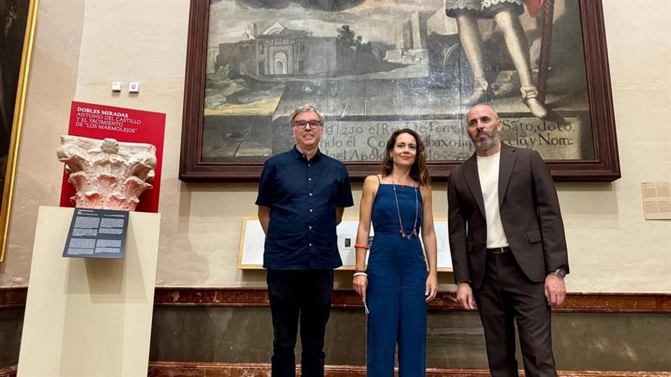 (Desde Izda.) José María Domenech, Irene Maclino Y Eduardo Lucena, Ante El Lienzo De Antonio Del Castillo Y El Capitel Romano, En El Bellas Artes.