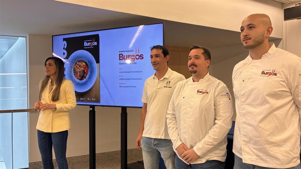 Ballesteros con algunos de los chefs que irán a Gastronomika, en San Sebastián.