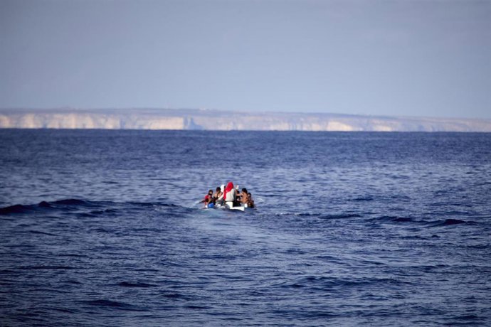 Archivo - Embarcación con migrantes en aguas del Mediterráneo en una imagen de archivo