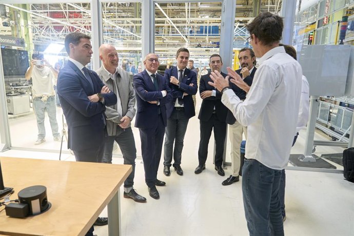 (I-D) El lehendakari, Imanol Pradales, el director general de Mercedes-Benz Vitoria, Bernd Krottmayer, el diputado general de Álava, Ramiro González, el consejero de Industria, Transición Energética y Sostenibilidad, Mikel Jauregi, durante la presentación