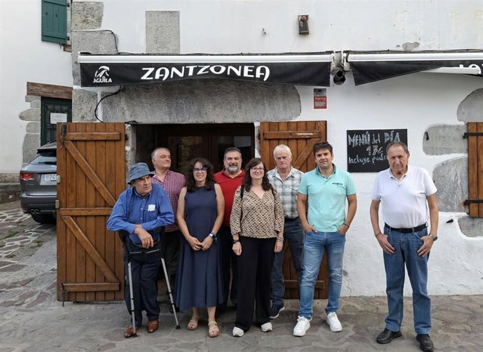 El portavoz de Geroa Bai, Pablo Azcona, con representantes de la coalición en Baztan-Bidasoa.