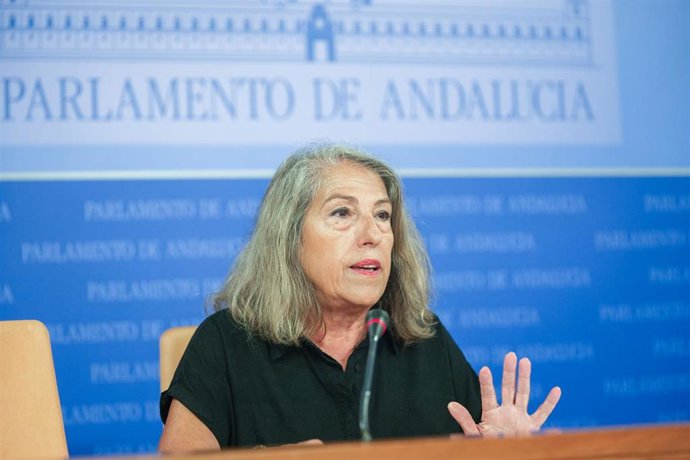 La portavoz adjunta de Adelante Andalucía, Mari García, durante la rueda de prensa previa al Pleno del Parlamento andaluz. 