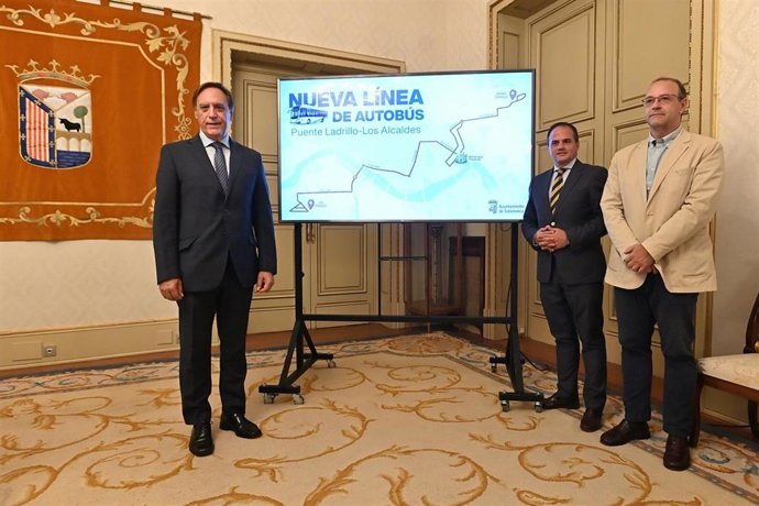 El alcalde presenta la nueva línea de bus rubano que entrará en vigor en 2027, será la línea 16.