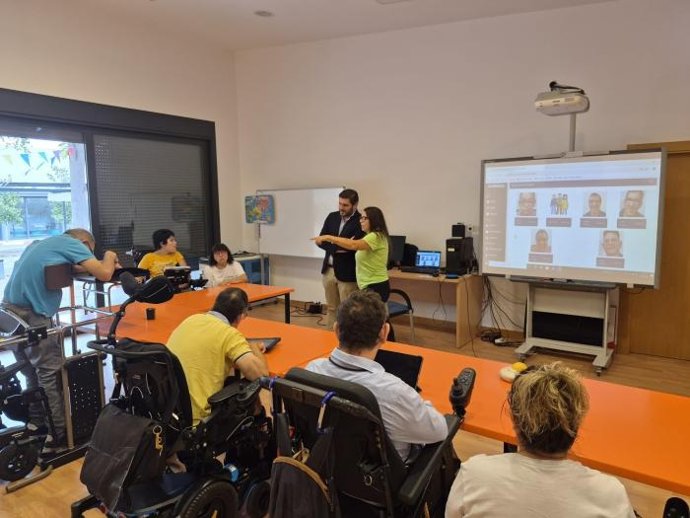 El vicepresidente y consejero de Desregulación, Bienestar Social y Familia, Alejandro Nolasco, y el director general de Familia, Infancia y Natalidad, David Sainz, han visitado el centro Aspace de Zaragoza.