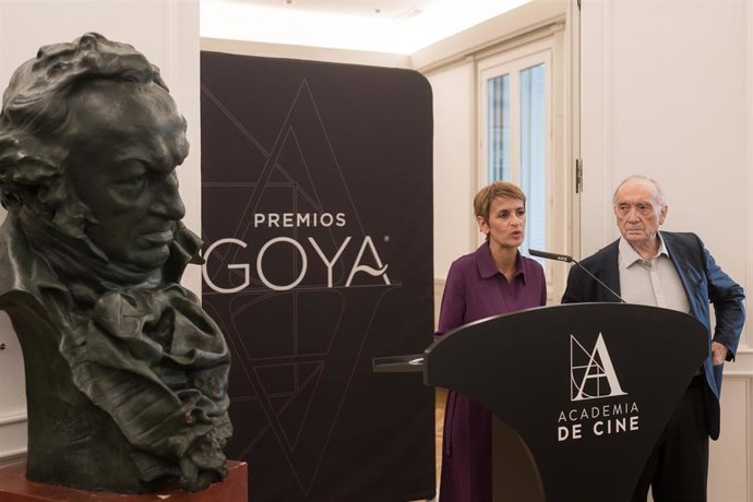 El presidente de la Academia de las Artes y las Ciencias Cinematográficas de España, Fernando Méndez-Leite, y la presidenta de la Comunidad Foral de Navarra, María Chivite,  durante la ceremonia de anuncio de la ciudad que acogerá la 41 edición de los Pre