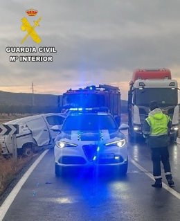 Una patrulla de la Guardia Civil junto al vehículo accidentado.