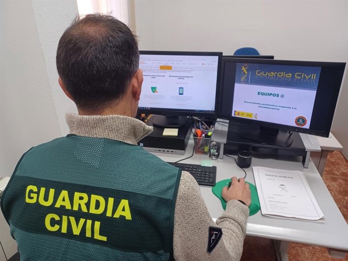 El Equipo @ de la guardia Civil de León esclarece dos delitos de estafa, uno mediante vishing y otro relacionado con la compraventa fraudulenta de excavadoras.
