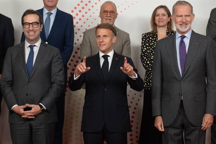 El Rey Felipe VI (d), el presidente de la República Francesa, Emmanuel Macron (c), el vicepresidente primero y ministro de Economía, Comercio y Empresa, Carlos Cuerpo (i), durante el Foro de Comercio e Inversión España-Francia, en el Ministerio de Economí