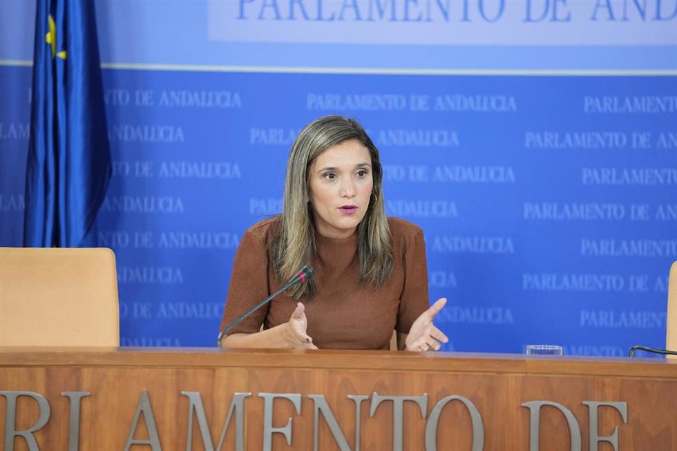 La portavoz adjunta del Grupo Socialista en el Parlamento andaluz María Márquez en rueda de prensa.