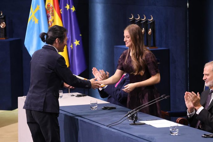 Archivo - Arquivo - Byung-Chul Han, Prêmio Princesa das Astúrias de Comunicação e Humanidades 2025, recebe o prêmio durante a cerimônia dos Prêmios Princesa das Astúrias 2025, realizada no Teatro Campoamor, em 24 de outubro de 2025, em Oviedo (Espanha). a