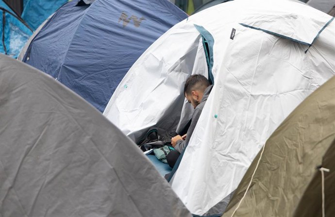 Cientos de personas durante la acampada por la vivienda, en la Puerta del Sol, a 30 de septiembre de 2026, en Madrid (España). 
