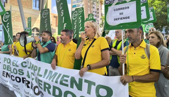 Concentranción de CSIF frente a la sede de Correos