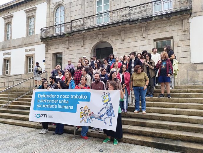 Concentración de la traductores e intérpretes en Vigo, coincidiendo con el Día Mundial de la Traducción, para reivindicar su trabajo y denunciar el uso de la IA para sustituirlos.