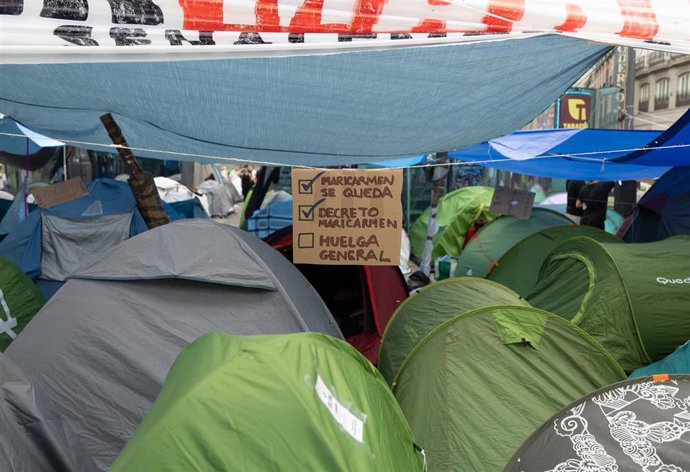 Cientos de personas durante la acampada por la vivienda, en la Puerta del Sol, a 30 de septiembre de 2026, en Madrid (España). Decenas de personas siguen acampando en la Puerta del Sol para exigir soluciones para los problemas de la vivienda. El Gobierno 