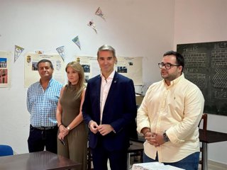 El delegado territorial de Empleo en Almería, Amós García Hueso, y el alcalde de Zurgena, Domingo Trabalón, durante el encuentro con participantes en los proyectos de Empleo y Formación.