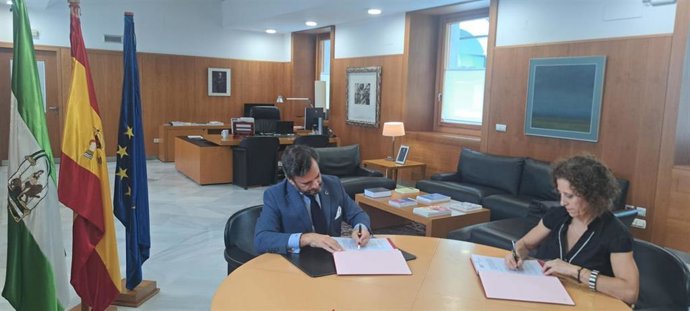 Firma del convenio para la organización del duodécimo Congreso Nacional de Auditoría.