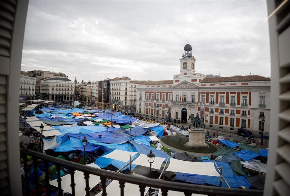 Cientos de personas durante la acampada por la vivienda, en la Puerta del Sol, a 30 de septiembre de 2026, en Madrid (España). Decenas de personas siguen acampando en la Puerta del Sol para exigir soluciones para los problemas de la vivienda. El Gobierno 